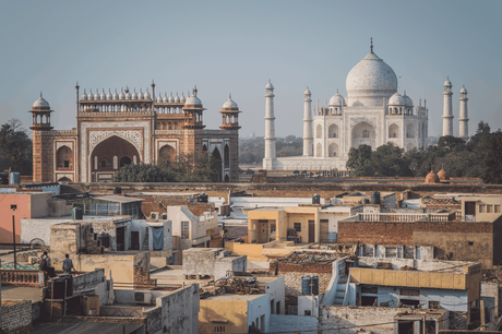 Das Taj Mahal in Relation zur danebenliegenden Stadt Agra