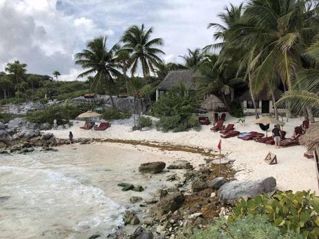 Verborgerner Strand eines Hotels in Tulum