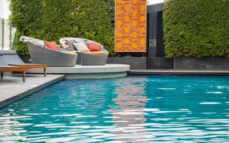 Pool mit Gartenhecke und schönen Sitzmöglichkeiten