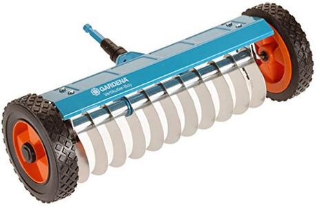 Handbetriebener Vertikutierer von GARDENA mit Rollen