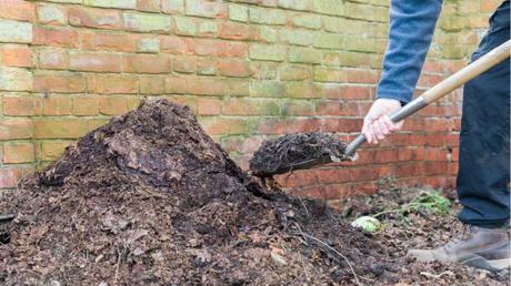  Kompost umsetzen als Füllschicht für Ihr Hochbeet