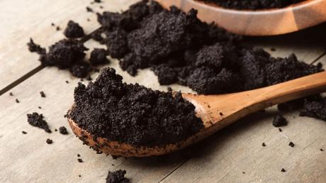 Schwarzer Tee, Kaffeesatz und Tabak