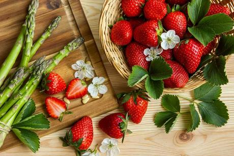 Erdbeeren zur Verarbeitung mit Spargel