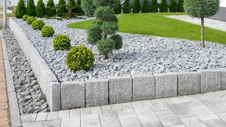 Vorgarten mit Kiesbeet