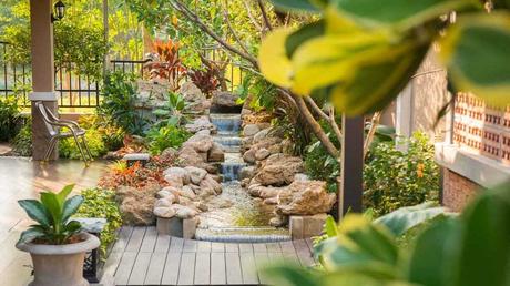 Wasserlauf im bunten Vorgarten