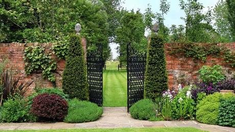 Gartentor mit vielen Pflanzen als Dekoration