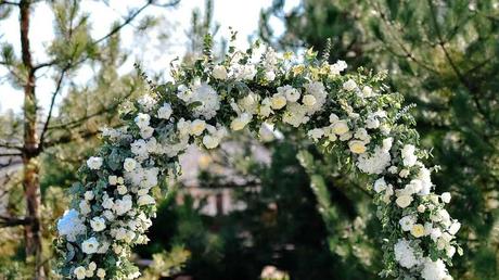 Rosenbogen mit weißen Rosen