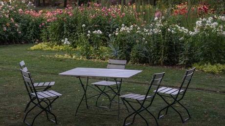 Tisch mit aufklappbaren Stühlen im Garten