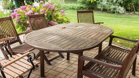 Tisch und Stühle aus Holz im Garten