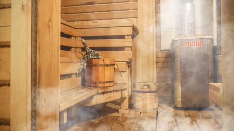 Sauna mit Kamin im Innenbereich