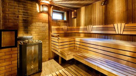 Große Sauna aus Holz mit Licht