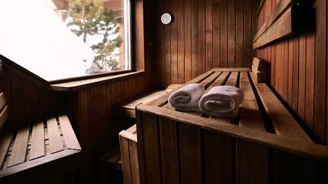 Sauna mit großem Fenster und Handtüchern