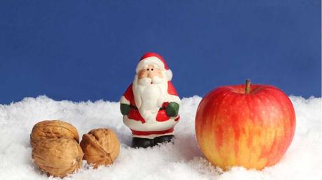 Weihnachtsmänner aus Äpfeln und Walnüssen sind eine tolle DIY Weihnachtsdeko Idee.