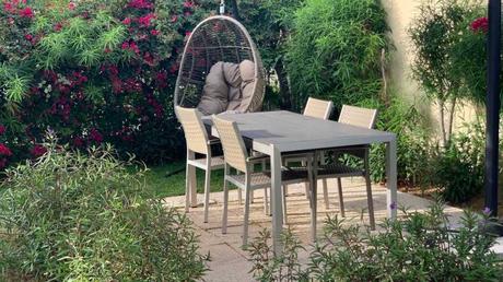 Gartenmöbel draußen im Garten