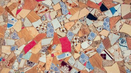 Zerbrochene Keramik Mosaikboden - DIY Garten Upcycling Idee
