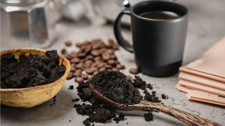 Kaffeesatz gegen Moos im Rasen: Eine Anleitung in 5 Schritten