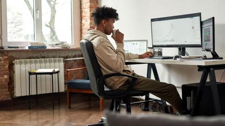 Ein Stück Geschichte: Die Entwicklung des Bürostuhls vom Holzmodell zum ergonomischen Gesundheitshelfer