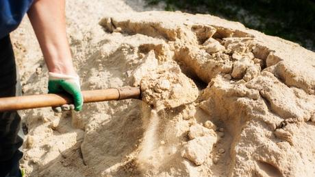 Rasen sanden: Schritt für Schritt erklärt