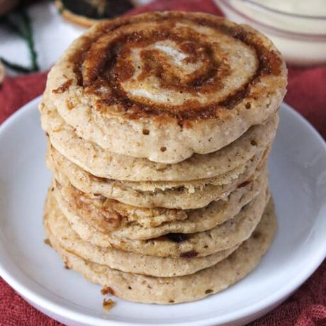 Fluffige vegane Zimtschnecken Pancakes
