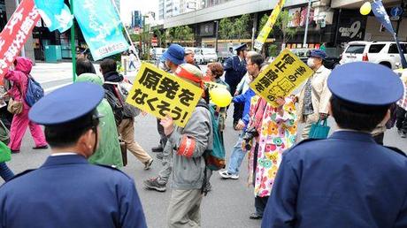 Polizisten beobachten eine Anti-Atom-Demonstration in Tokyo.