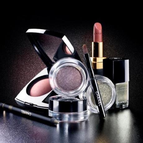 couturecourier:

Oooh! Sneak peek at Chanel Fall 2011 Makeup...