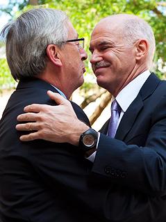 Eurogroup-Präsident Jean-Claude Juncker  umarmt den griechischen Premierminister George Papandreou
