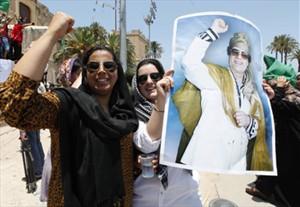 Artikelbild: Proteste gegen die Nato-Luftangriffe in Tripolis. - Foto: Reuters/Zitouny