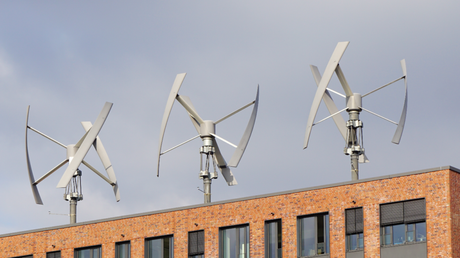 Mit ihrem futuristischen Design machen vertikale Windkraftanlagen Eindruck.          
