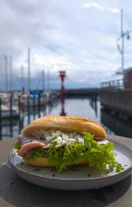 Fischbrötchen und Eiskaffee von Jane Hell