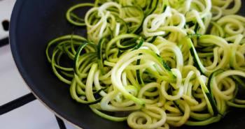 Garnelen-Zoodles mit Avocado-Pesto (Low Carb /High Protein)