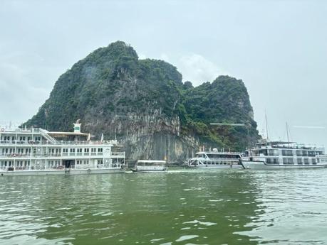 Halong Bay mit Kreuzfahrtschiffen