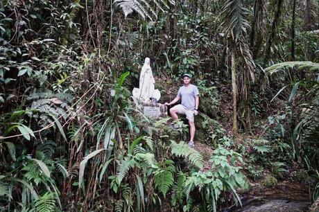 Maria Statue die Pablo Escobar nahe seines Gefängnis errichten ließ daneben ein Tourist