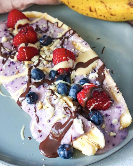 Veganes Bananen Split mit Blaubeer-Joghurt: Gesund, schnell und lecker!