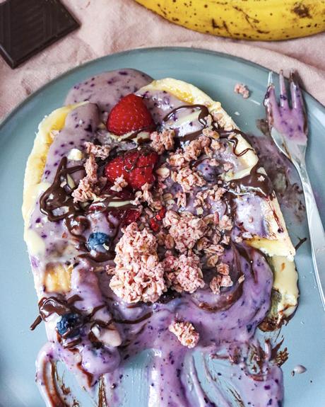 Veganes Bananen Split mit Blaubeer-Joghurt: Gesund, schnell und lecker!