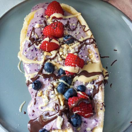 Veganes Bananen Split mit Blaubeer-Joghurt: Gesund, schnell und lecker!