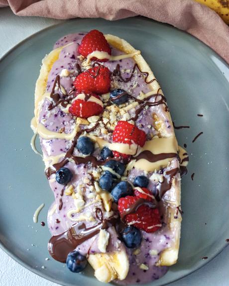 Veganes Bananen Split mit Blaubeer-Joghurt: Gesund, schnell und lecker!