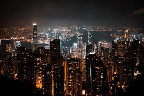 Weitwinkel Blick über Hongkong vom Victoria Peak bei Nacht