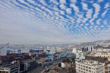 Blick vom Aussichtspunkt Paseo 21 de Mayo über Valparaiso und den Hafen