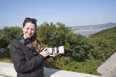 Frau mit Kamera blick nach Nordkorea