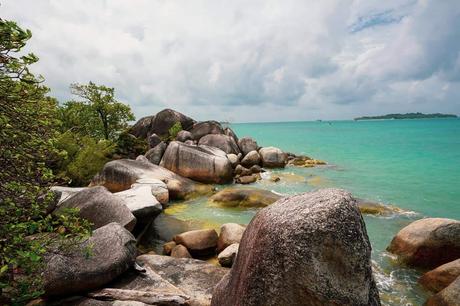 Belitung Strand mit blauem Wasser