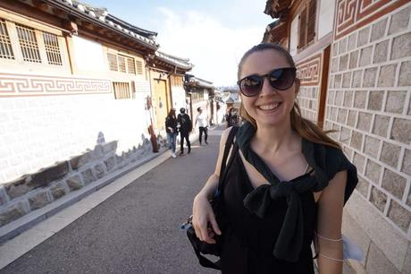 Hanok Village mit Frau im Vordergrund