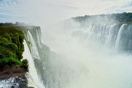 Die Wasserfälle von Iguazu sind eines der sieben Weltwunder der Natur und liegen in Brasilien und Argentinien