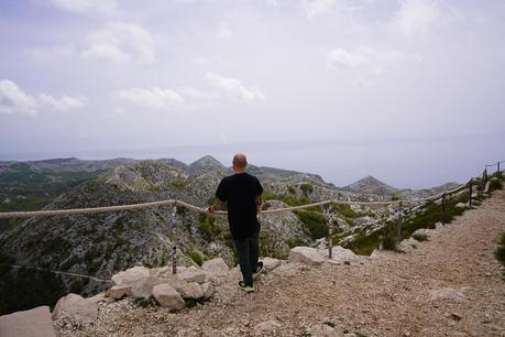 Mann blickt in den Biokovo Nationalpark