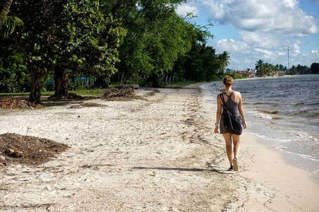 Urlauberin am Strand von Playa Larga