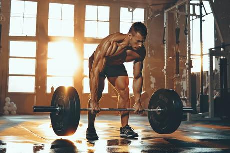 Junger Athlet Klimmzüge