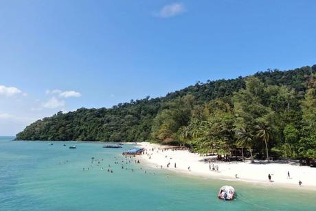 Drohnenbild von einem Strand
