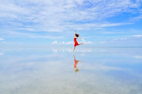 Frau tanzt am Sky Mirror