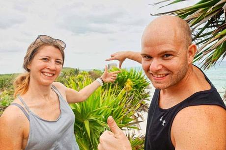 Reisende rahmen mit Händen die Ruinen von Tulum ein