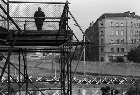 Ausstellung in der Galerie Aedes am Pfefferberg: Grenzbegehung - 161 Kilometer Berliner Mauer, eine Fotodokumentation von Hans W. Mende
