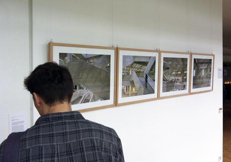Besucher in der Ausstellung: Pixelprojekt Ruhrgebiet – Neuaufnahmen 2011